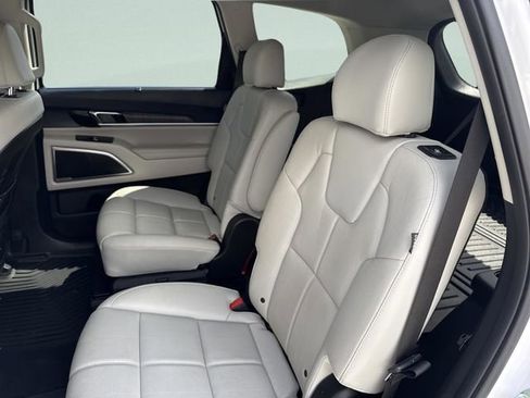 Used 2024 Kia Telluride EX w/ EX Captain's Chair Package FWD image 35