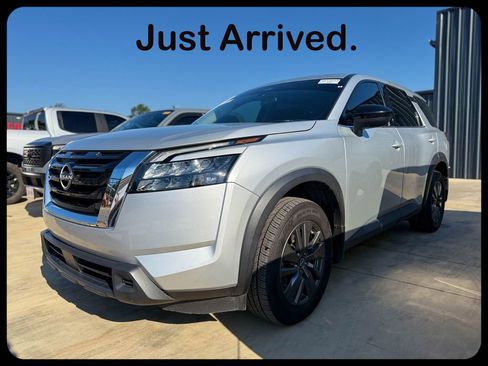Used 2024 Nissan Pathfinder S FWD image 1