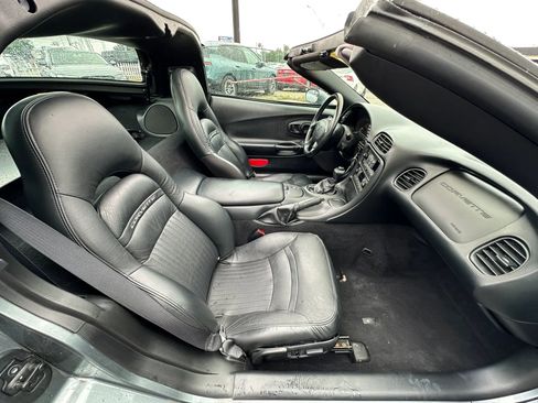 Used 2004 Chevrolet Corvette Coupe w/ Preferred Equipment Group RWD image 16