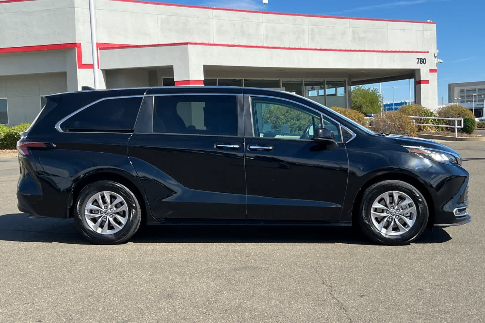 Used 2023 Toyota Sienna XLE AWD/4WD image 6