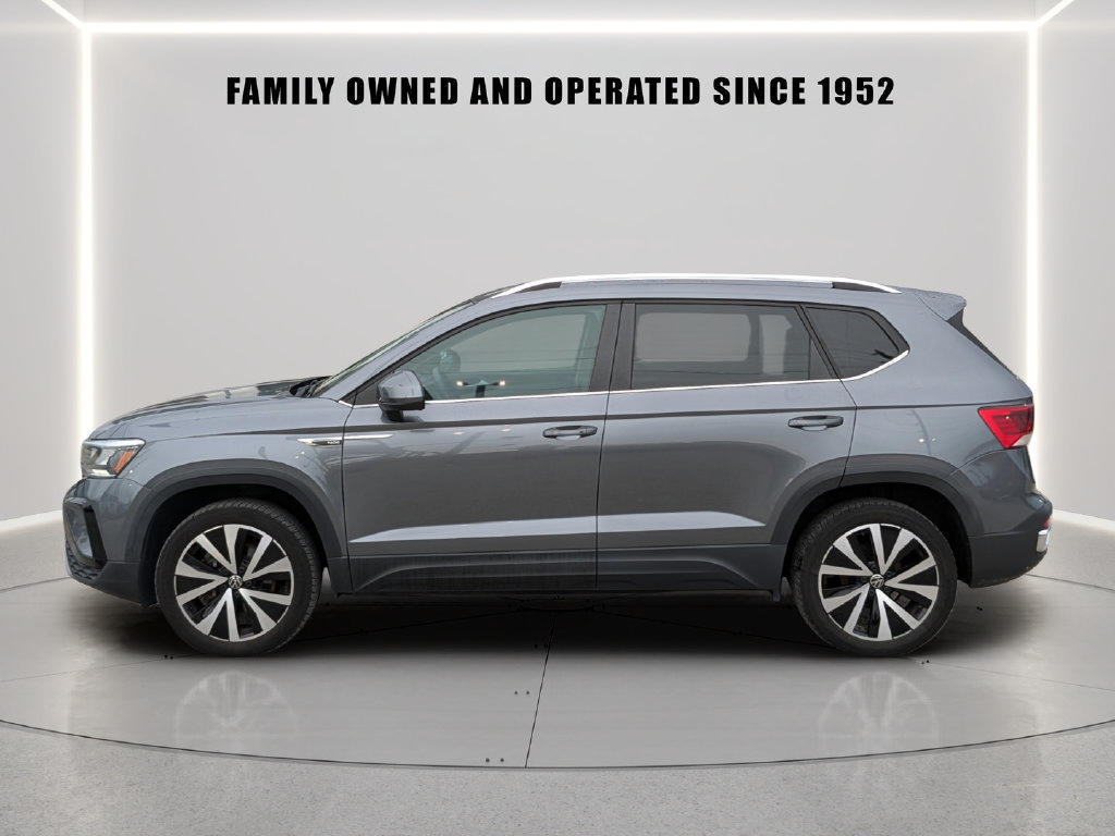 Certified 2023 Volkswagen Taos SE w/ Panoramic Sunroof Package FWD image 3