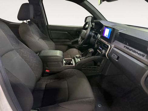 Used 2025 Toyota Tacoma SR5 AWD/4WD image 22