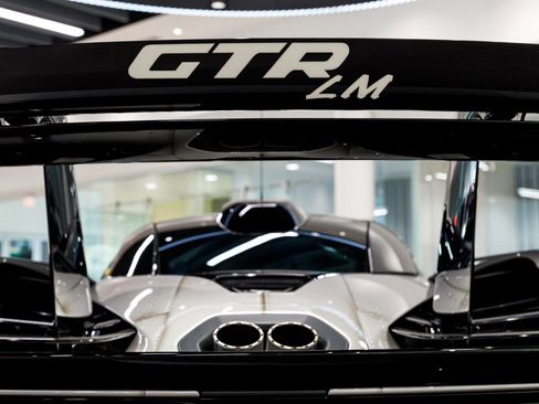 Used 2020 McLaren Senna RWD image 20