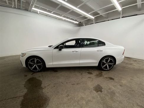 Used 2024 Volvo S60 B5 Plus image 3
