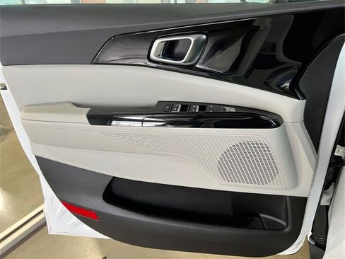 Certified 2024 Kia Carnival EX image 16