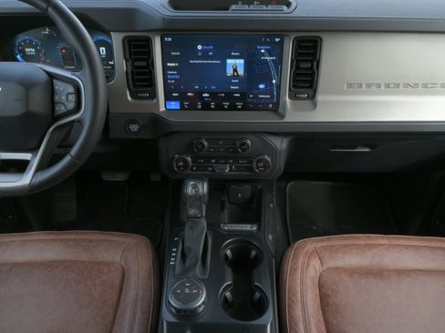 Used 2025 Ford Bronco Outer Banks AWD/4WD image 8