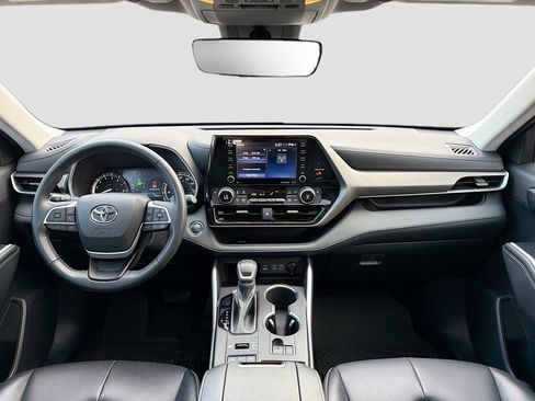 Used 2022 Toyota Highlander XLE AWD/4WD image 3
