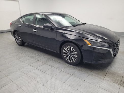 Used 2025 Nissan Altima 2.5 SV FWD image 11
