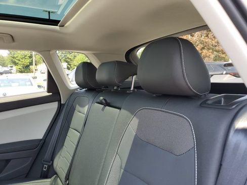 Used 2025 Volkswagen Taos SE w/ Panoramic Sunroof Package FWD image 15