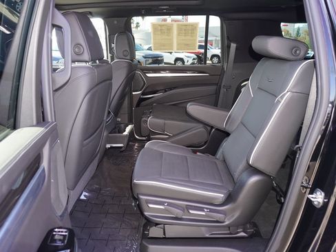 Used 2026 Cadillac Escalade ESV Luxury RWD image 11