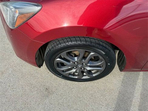 Used 2019 Toyota Yaris LE image 10