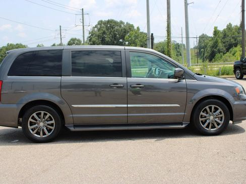Used 2016 Chrysler Town & Country S w/ Driver Convenience Group FWD image 18