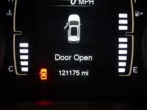 Used 2018 Jeep Cherokee Latitude w/ Altitude Package image 4