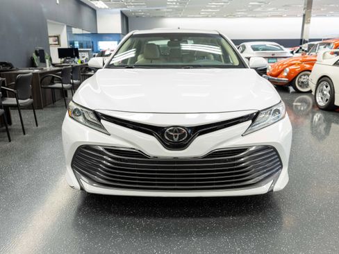 Used 2018 Toyota Camry XLE FWD image 2