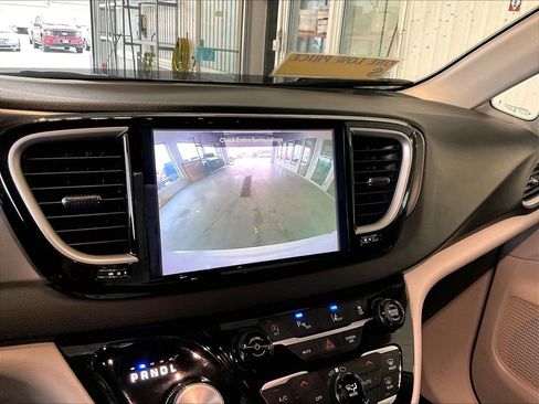 Used 2023 Chrysler Pacifica Touring-L FWD image 20