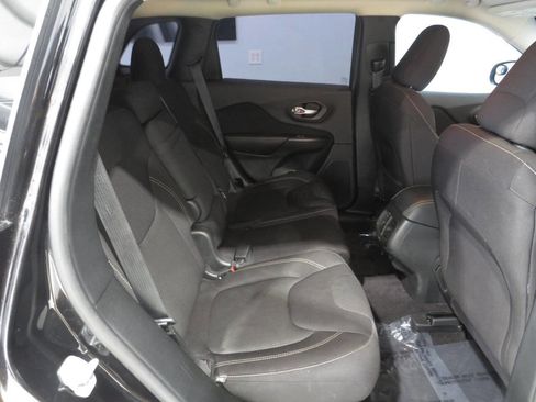 Used 2016 Jeep Cherokee Latitude w/ Comfort/Convenience Group FWD image 11