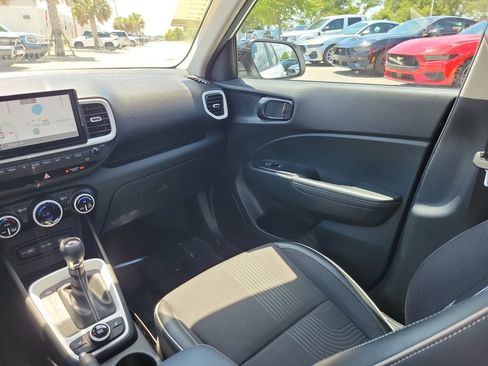 Used 2022 Hyundai Venue Limited FWD image 13