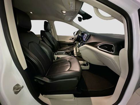 Certified 2024 Chrysler Pacifica Touring-L FWD image 36