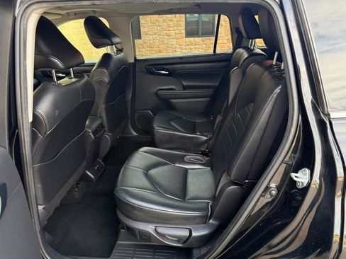 Used 2021 Toyota Highlander XLE AWD/4WD image 6
