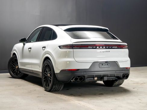 Certified 2025 Porsche Cayenne S AWD/4WD image 3