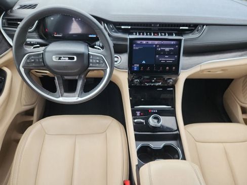 Used 2024 Jeep Grand Cherokee Limited image 10