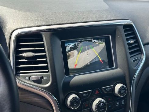Used 2019 Jeep Grand Cherokee Laredo AWD/4WD image 23