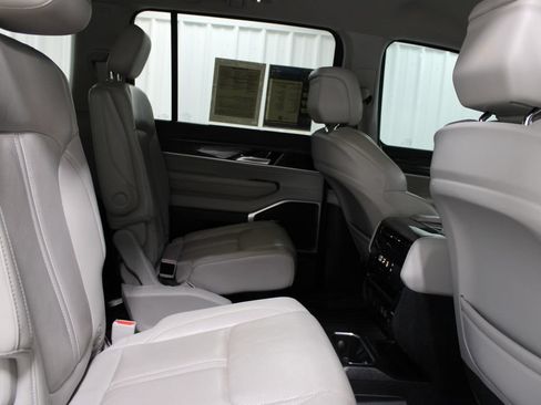 Used 2022 Jeep Wagoneer Series III w/ Flexible Seating Group AWD/4WD image 32