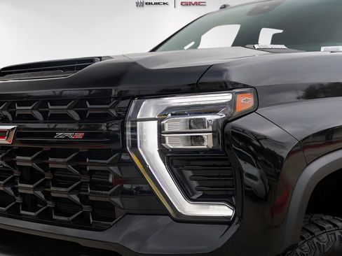 Used 2025 Chevrolet Silverado 2500 ZR2 w/ Technology Package AWD/4WD image 3
