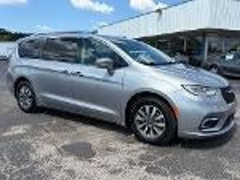 Used 2021 Chrysler Pacifica Touring-L w/ Premium & Safety Sphere Group FWD image 6