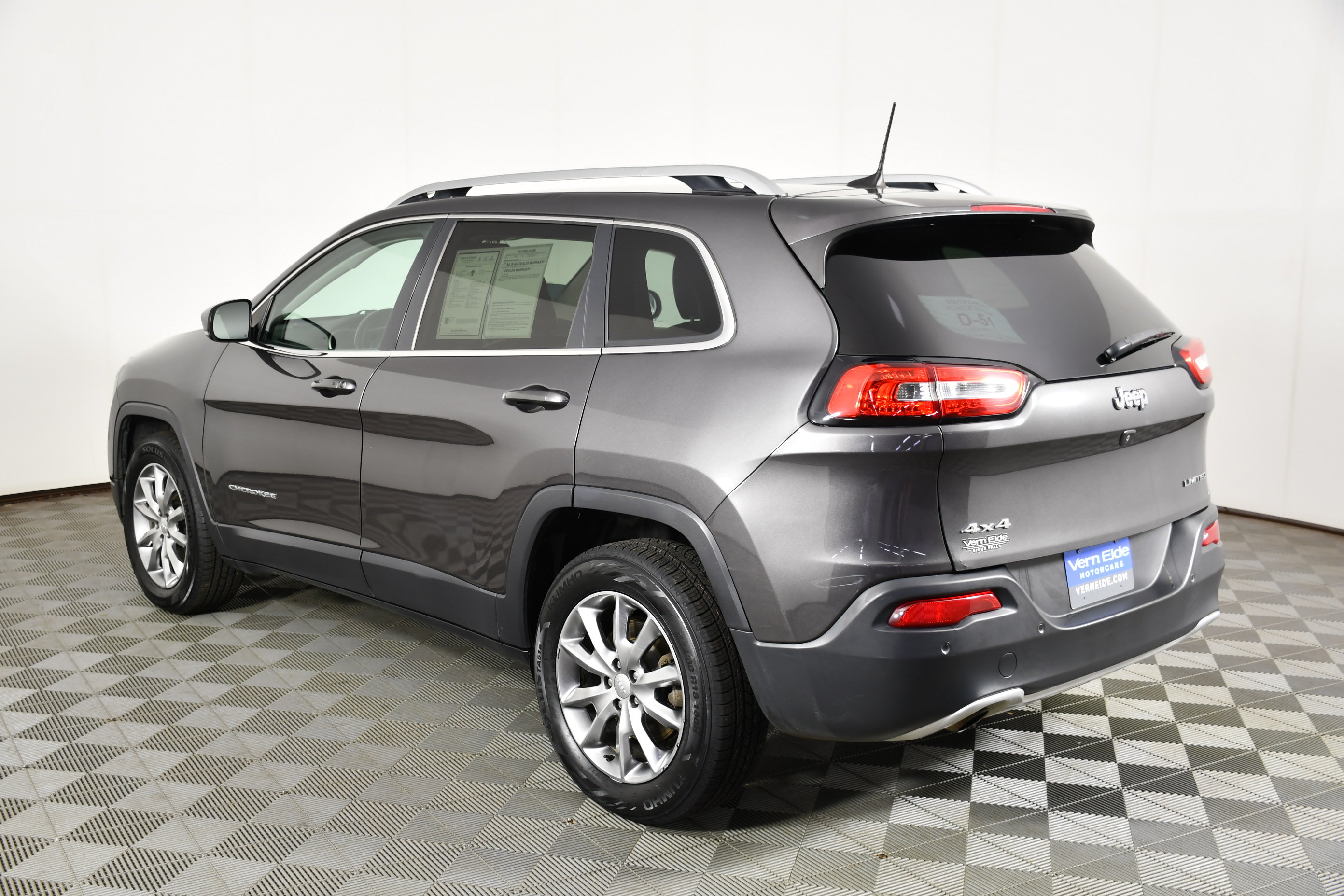 Used 2018 Jeep Cherokee Limited AWD/4WD image 8