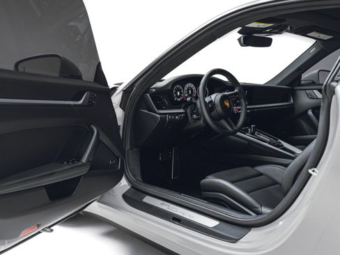 Used 2025 Porsche 911 Carrera RWD image 35