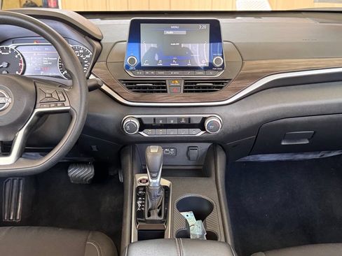 Used 2025 Nissan Altima 2.5 SV FWD image 3