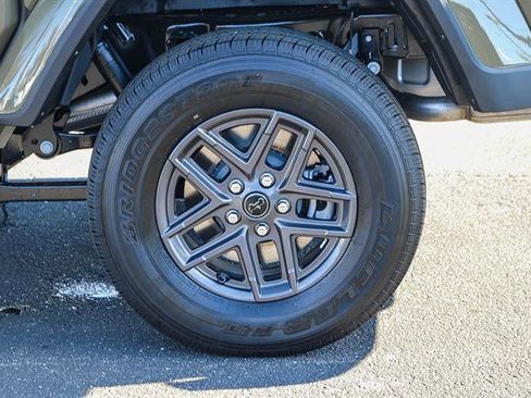 New 2025 Jeep Gladiator Sport image 10