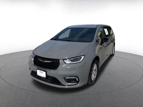 Used 2025 Chrysler Pacifica Select image 7