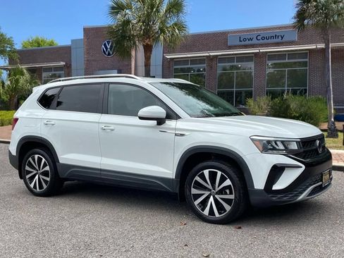 Used 2022 Volkswagen Taos SE FWD image 1