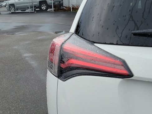 Used 2018 Toyota RAV4 LE FWD image 30