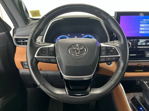 Used 2024 Toyota Highlander Platinum AWD/4WD image 6