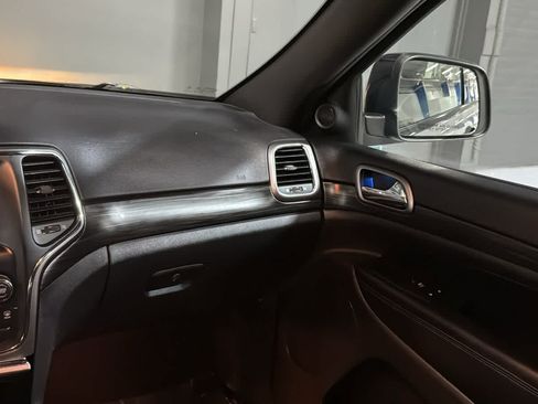 Used 2019 Jeep Grand Cherokee Laredo AWD/4WD image 28