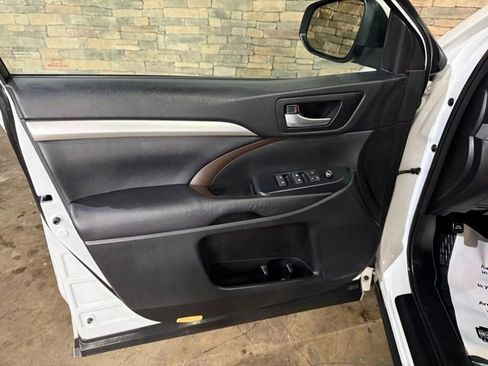 Used 2017 Toyota Highlander XLE AWD/4WD image 9