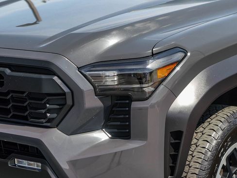 Certified 2025 Toyota Tacoma TRD Off-Road AWD/4WD image 9
