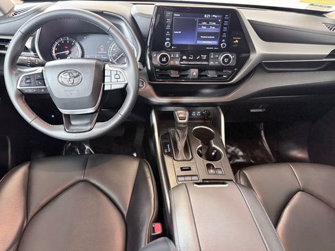 Used 2022 Toyota Highlander XLE AWD/4WD image 11