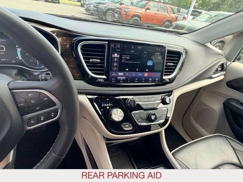 Certified 2023 Chrysler Pacifica Limited FWD image 20