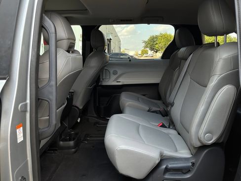 Used 2025 Toyota Sienna XLE FWD image 12