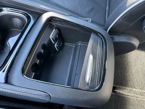 Used 2025 Chrysler Pacifica Limited FWD image 16