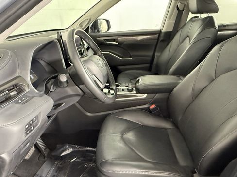 Used 2024 Toyota Highlander Limited image 16