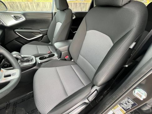 Used 2025 Kia Soul LX w/ LX Technology Package FWD image 35