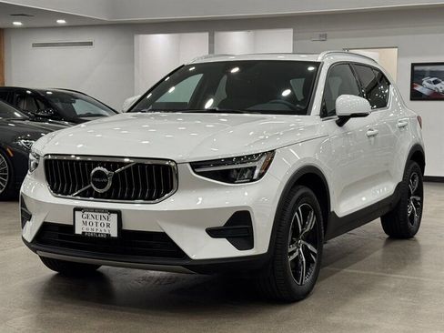 Used 2025 Volvo XC40 B5 Core image 1