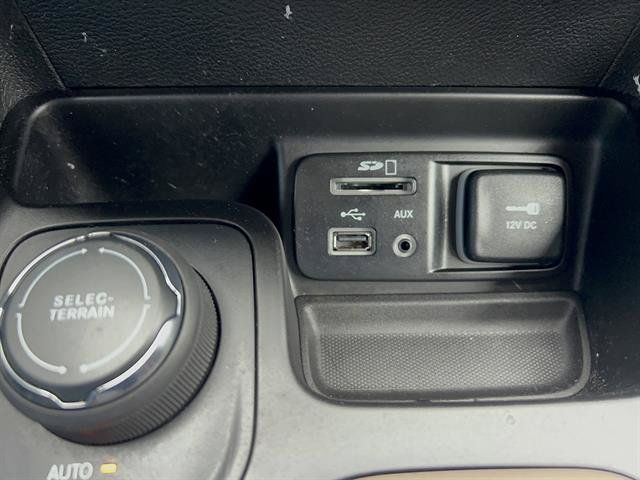 Used 2017 Jeep Cherokee Latitude w/ Cold Weather Group AWD/4WD image 20