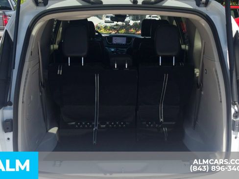 Used 2023 Chrysler Pacifica Touring-L image 8