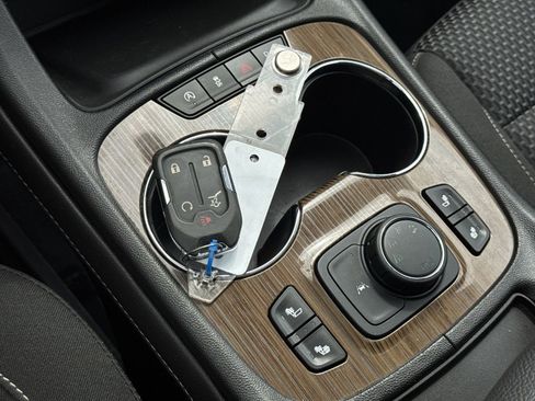 Certified 2023 GMC Acadia SLE w/ Driver Convenience Package image 35